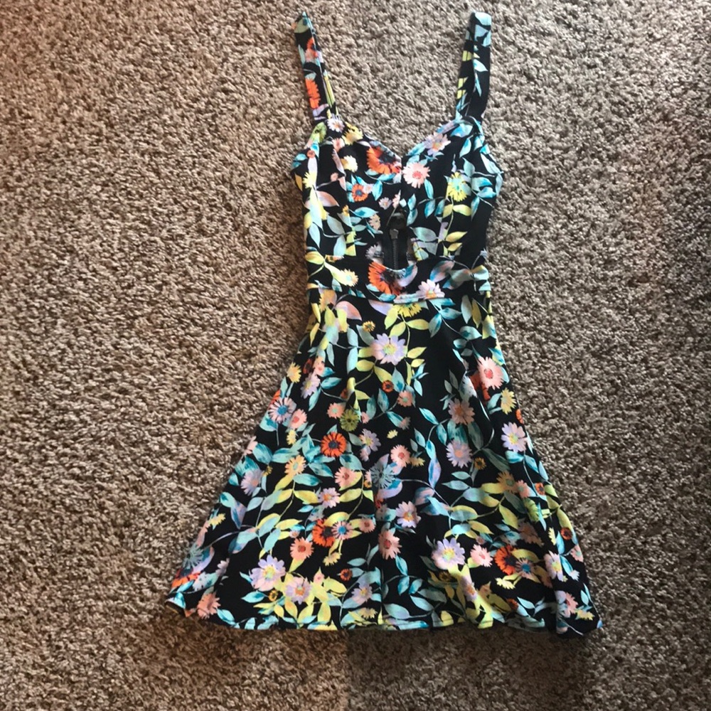 Sundress 🌞 Skater dress with cut out